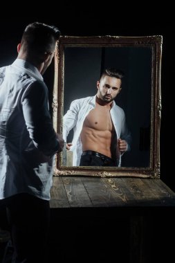 seksi atlet cesedin yanında vintage ayna ile kas maço adam