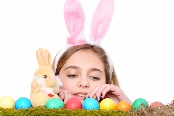 Feliz chica de Pascua en orejas de conejo con huevos de colores, conejo — Foto de Stock