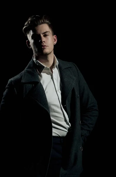 Hombre guapo posando en camisa blanca y abrigo oscuro —  Fotos de Stock