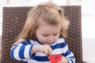 Şirin bebek çocuk açık kafede lezzetli dondurma yeme