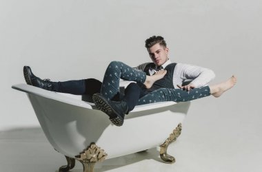 Yakışıklı adam ya da işadamı rahatlatıcı banyo kadın bacakları