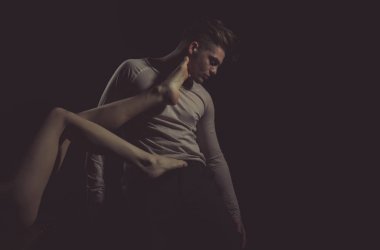 Yakışıklı adam dokunmadan seksi, çıplak, kadın bacakları