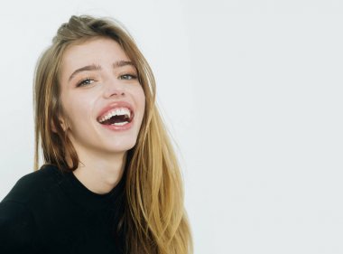 Uzun sarı saçlı mutlu güzel kız