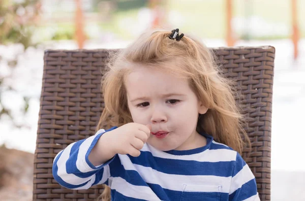 Lindo bebé comiendo sabroso helado en la cafetería al aire libre — Foto de Stock