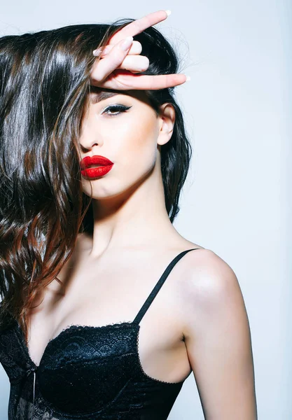 Сексуальная женщина с красными губами, длинные волосы в черном лифчике — стоковое фото