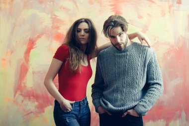 Güzel kız sarılma sakallı adam