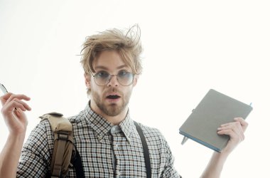 Kalem ve defter tutan inek bardaklarda şaşırmış yakışıklı adam