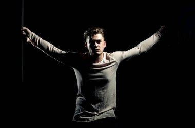 Gri tshirt içinde şık saç kesimi ile yakışıklı adam