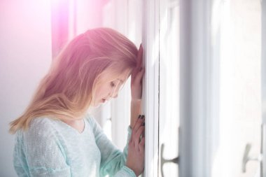 Pencere çerçevesi karşı güzel kız eğildi