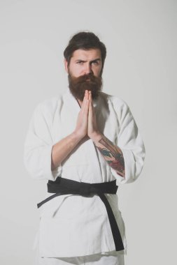 Sakallı karate adam, acımasız beyaz ciddi hipster kimono içinde