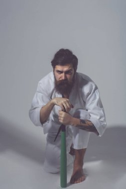 kimono yeşil beysbol sopası ile ciddi karate adam sakallı