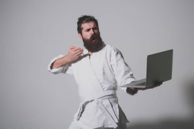 kimono dizüstü bilgisayar ile ciddi karate adam sakallı