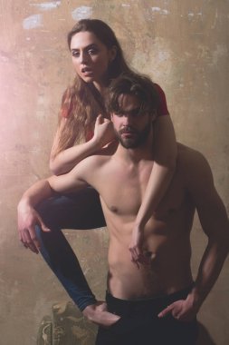 Güzel kız sakallı adam ya da seksi vücut geliştirmeci sarılma