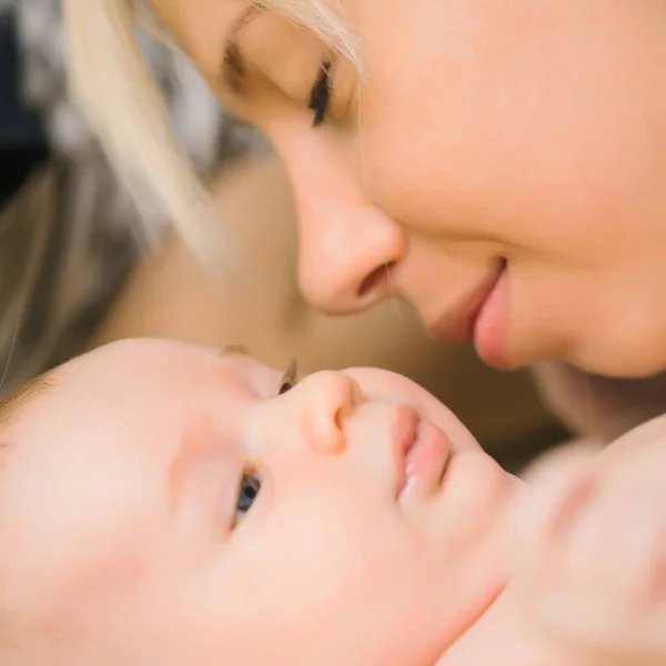 Madre beso su pequeño hijo —  Fotos de Stock