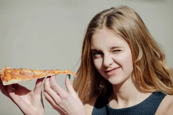 Menina bonita feliz sorrindo com pedaço de pizza saborosa — Fotografia de Stock
