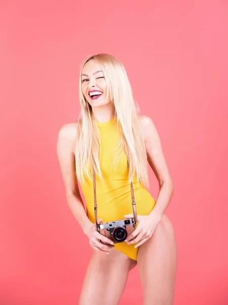 Söt flicka fotograf med retro kamera i gula bodysuit — Stockfoto