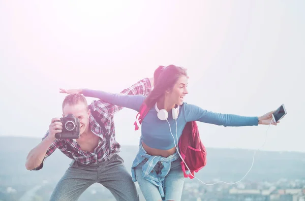 Usmívající se šťastný pár předstírat, že létání v nebi — Stock fotografie