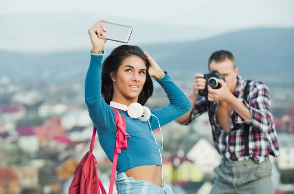 スマート フォンと写真撮影の selfie を取っているかわいい女の子 — ストック写真