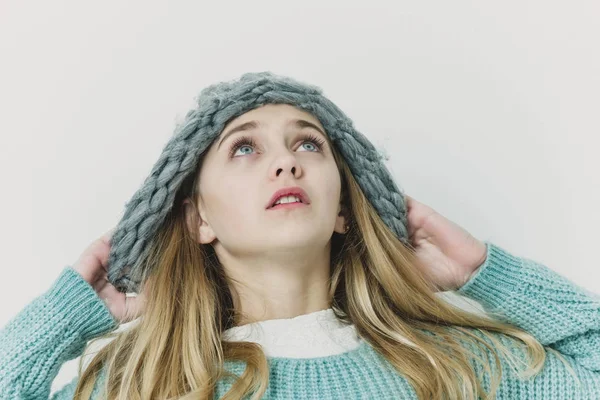 Chica bastante joven con el pelo rubio en suéter de moda, sombrero — Foto de Stock