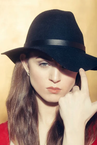 Красива дівчина в стильному чорному капелюсі — стокове фото