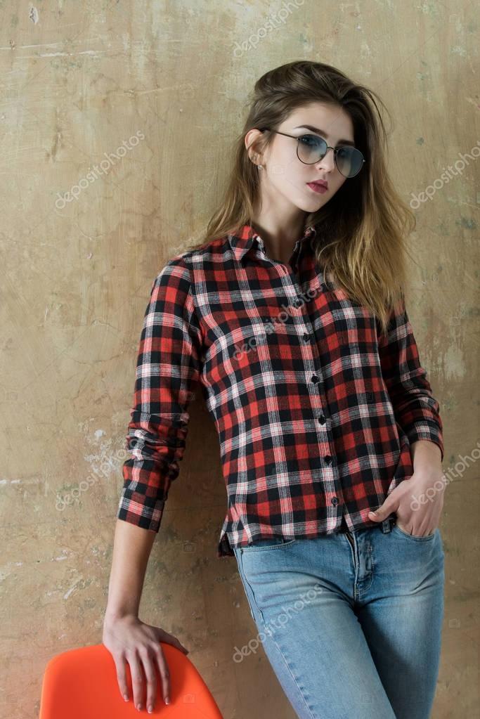 Chica con camisa hotsell