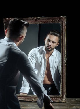 seksi atlet cesedin yanında vintage ayna ile kas maço adam