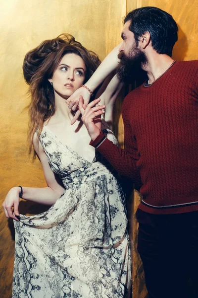 Ładna dziewczyna i Brodaty mężczyzna z brodą, trzymając się za ręce — Zdjęcie stockowe