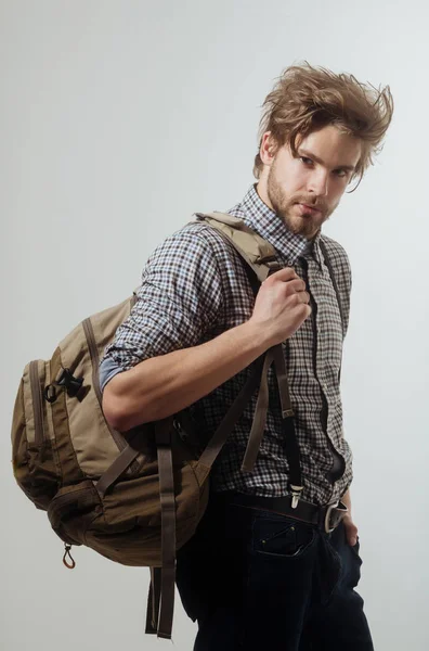 Hombre guapo o viajero con mochila — Foto de Stock