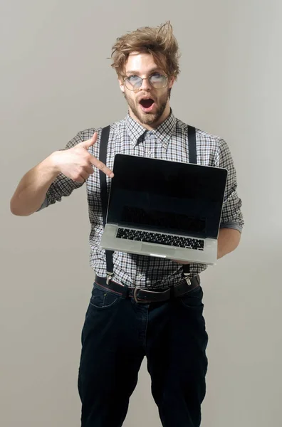 Homem surpreso ou estudante com boca aberta e laptop — Fotografia de Stock