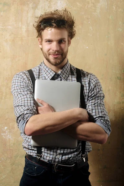 Счастливый красивый мужчина улыбается с ноутбуком — стоковое фото
