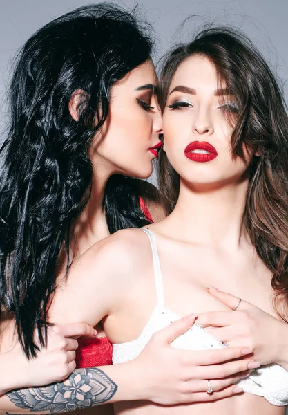 Sexy mujeres con labios rojos, pelo largo en sujetador blanco —  Fotos de Stock