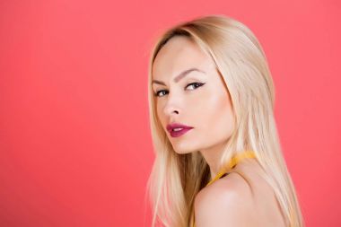 Sevimli yüz ve sarı uzun saçları olan güzel kadın