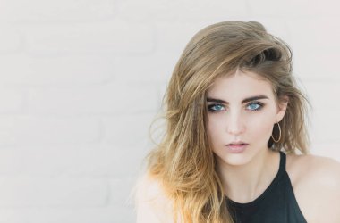 Mavi eys ve uzun saçlı güzel kız