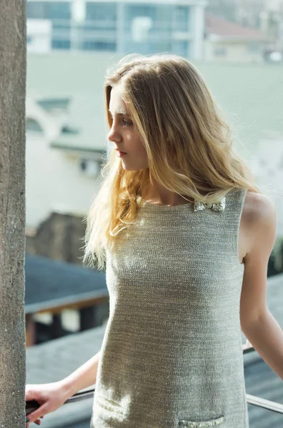 Chica bonita en vestido gris de moda en el balcón — Foto de Stock