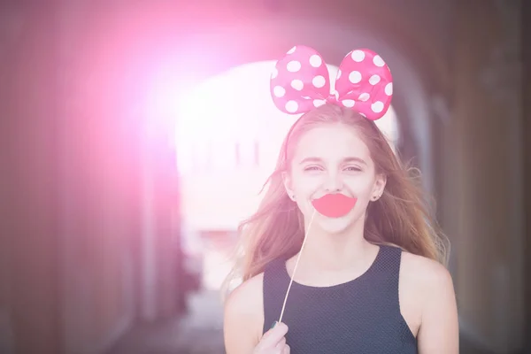 Ευτυχής όμορφη κοπέλα με χαριτωμένο ποντίκι αυτιά και κόκκινα χείλη — Φωτογραφία Αρχείου