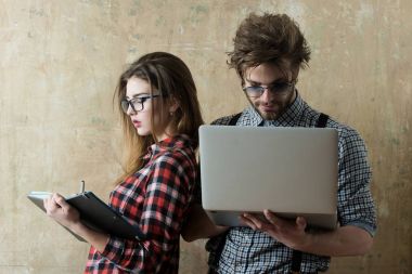 Öğrenciler geek bardaklarda birkaç genç nerd