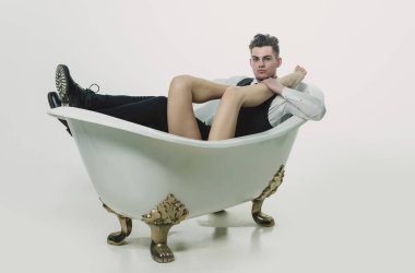 Yakışıklı adam rahatlatıcı banyo seksi çıplak kadın ayaklı