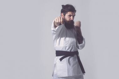 Sakallı karate adam, acımasız beyaz ciddi hipster kimono içinde