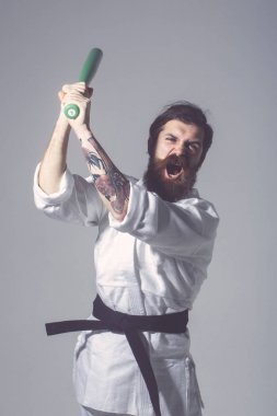 kimono yeşil beysbol sopası ile erkekte karate bağırarak sakallı