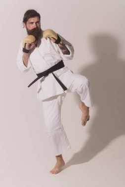 ciddi karate erkek kimono ve boks eldivenleri sakallı