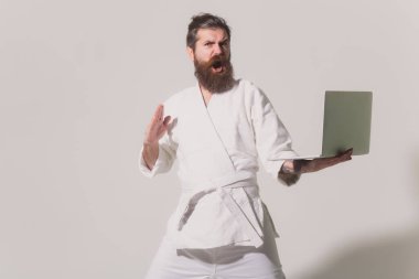 kimono dizüstü bilgisayar ile kızgın karate adam sakallı