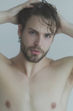 Sakal veya seksi kas maço yakışıklı adamla
