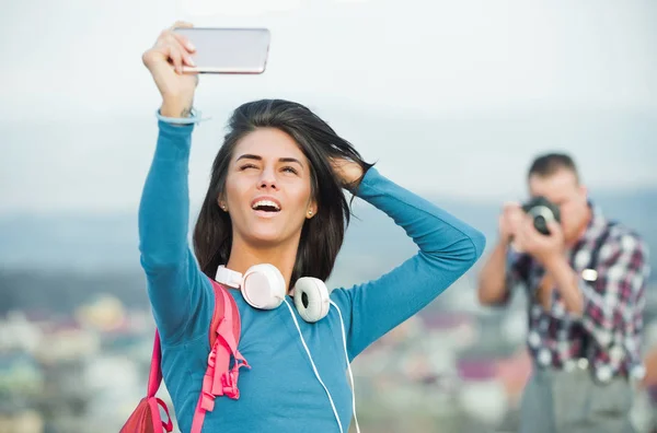 スマート フォンと撮影の写真家 selfie を取ってきれいな女の子 — ストック写真