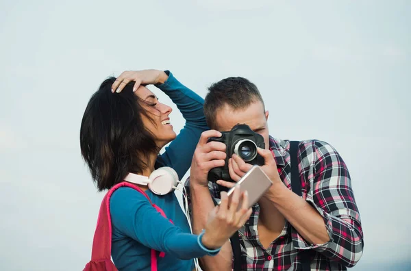 スマート フォンをどのようにハンサムで女の子撮影 selfie の笑みを浮かべて男の撮影 — ストック写真