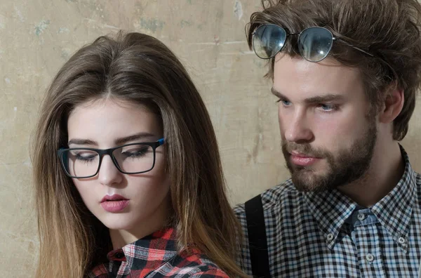 Jeune couple nerd d'étudiants en lunettes geek — Photo