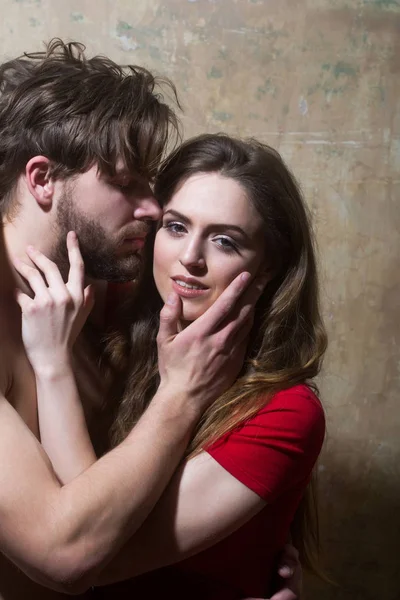 예쁜 여자와 포옹 하는 수염 난된 남자의 젊은 부부 — 스톡 사진