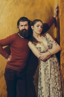 Hoş kız uzun sakallı sakallı adam yanında ayakta