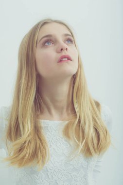 sarışın saçlı genç ve güzel kız