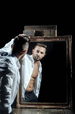 seksi atlet cesedin yanında vintage ayna ile kas maço adam