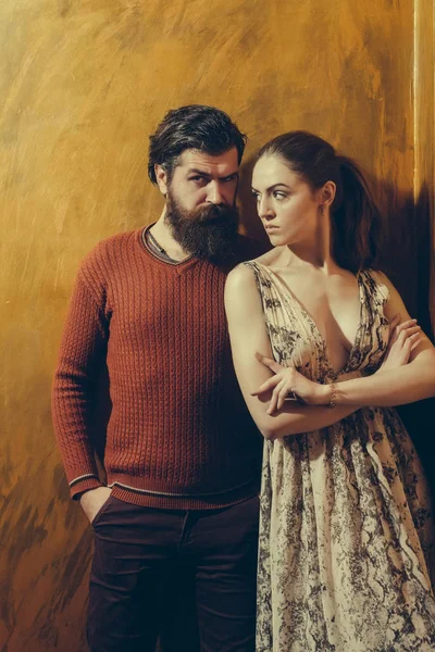 Mooi meisje en ernstige bebaarde man met baard — Stockfoto